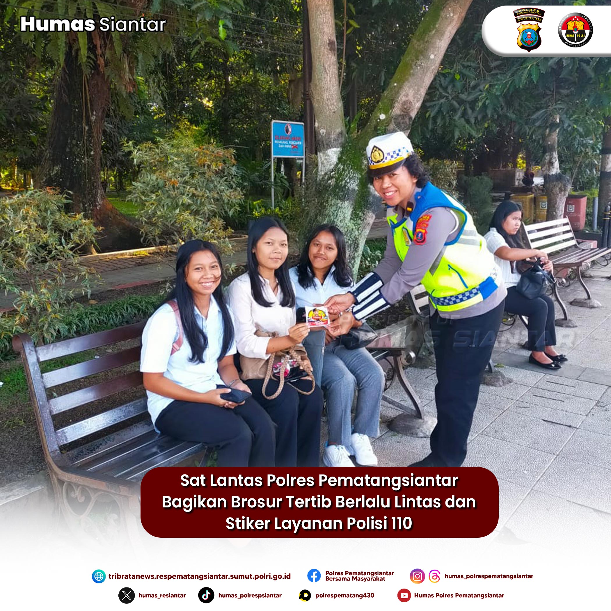 Sat Lantas Polres Pematangsiantar Bagikan Brosur Tertib Berlalu Lintas dan Stiker Layanan Polisi 110